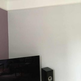 Corner of lounge showing 2 different coloured walls